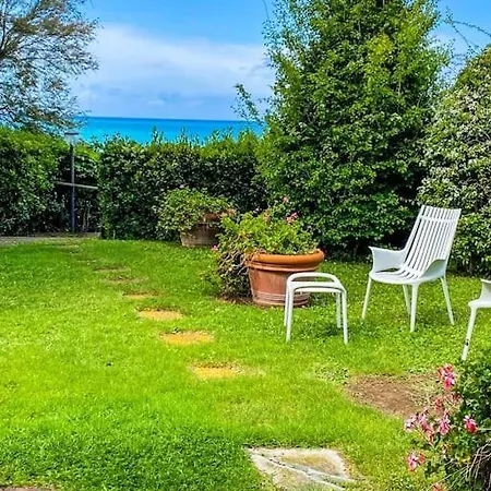 Your By The Sea Pool & Garden דירה קסטיליאונצ'לו